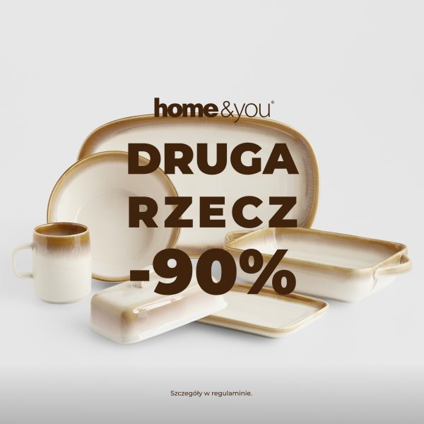 Grafika promocyjna marki Home & You informująca o akcji rabatowej „DRUGA RZECZ -90%”. W górnej części znajduje się brązowe logo marki „home&you”. Na jasnym tle zaprezentowano zestaw ceramiki stołowej w odcieniach bežu i brązu z gradientowym wykończeniem, obejmujący m.in. kubek, talerze, maselniczkę oraz naczynie do zapiekania. W centralnej części umieszczono wielki brązowy napis informujący o promocji, a na samym dole widnieje dopisek „Szczegóły w regulaminie.”.