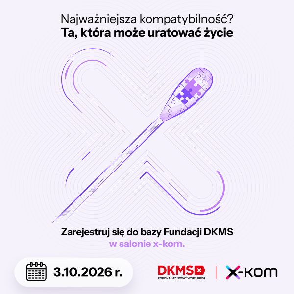 Grafika promocyjna akcji rejestracji potencjalnych dawców szpiku organizowanej przez Fundację DKMS i markę x-kom. Na jasnofioletowym tle widoczna jest grafika patyczka do pobierania wymazu, którego końcówka ma wzór puzzli. W prawym górnym rogu znajduje się hasło „Najważniejsza kompatybilność? Ta, która może uratować życie”. Poniżej podano datę wydarzenia 3.10.2026 r. w godzinach 14.00–20.00 oraz informację „Zarejestruj się do bazy Fundacji DKMS w salonie x-kom”. W lewym dolnym rogu umieszczono logo organizatorów: DKMS i x-kom.